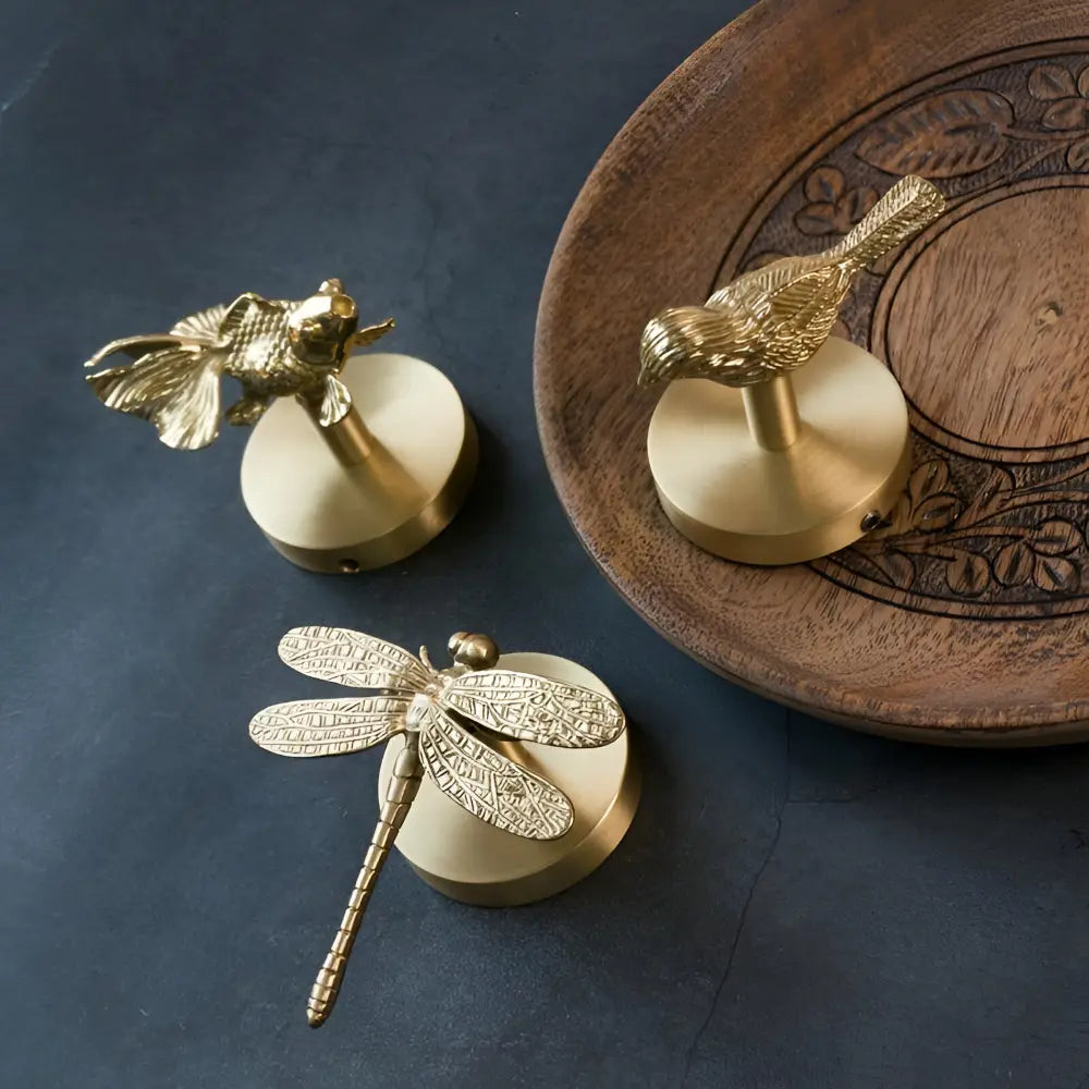 Eleganter Gold-Wandhaken mit Hirschkopf-Motiv, stilvoller Blickfang für Garderobe und Diele.