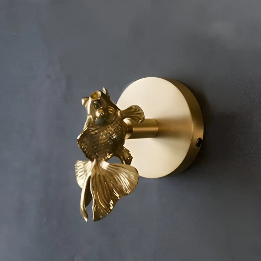 Gold-Wandhaken mit zartem Lilienmotiv, dekorativ für Bad, Schlafzimmer oder als Handtuchhalter.