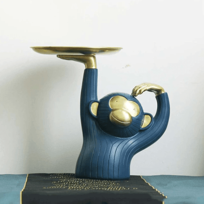 Spielerische Homedeko: Affenfigur mit Tablett für Schmuck, Münzen und Süßigkeiten.