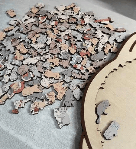 Modernes Holzpuzzle in Katzenform, Morandi-Farben, fördert Achtsamkeit und Konzentration.