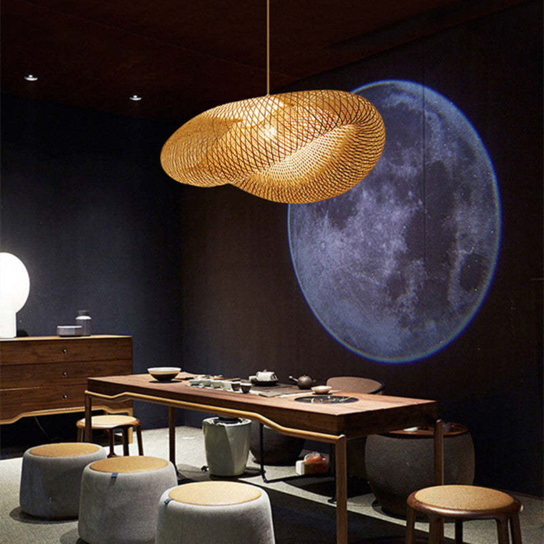 Design LED-Hängelampe EcoSphere aus Bambuskugeln. Nachhaltige Wohnzimmerlampe mit warmweißer Beleuchtung.