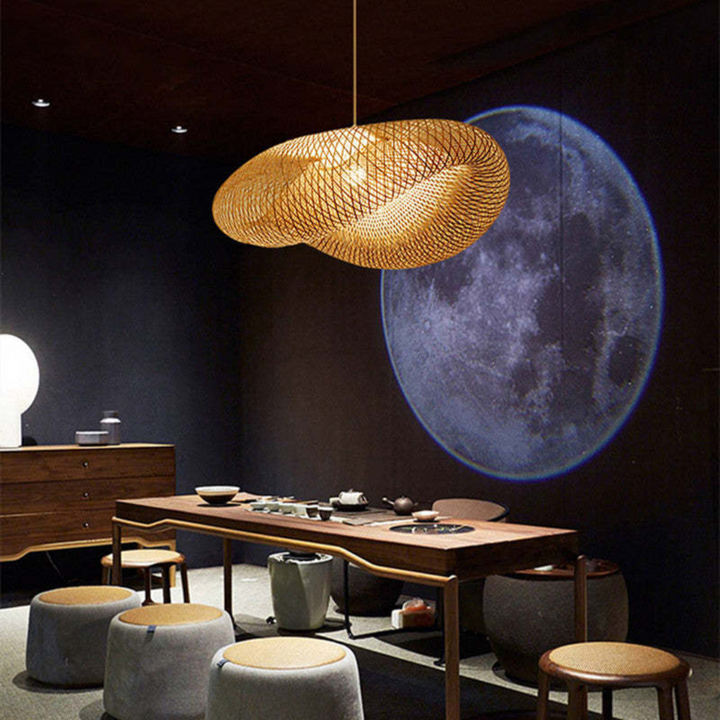 Design LED-Hängelampe EcoSphere aus Bambuskugeln. Nachhaltige Wohnzimmerlampe mit warmweißer Beleuchtung.