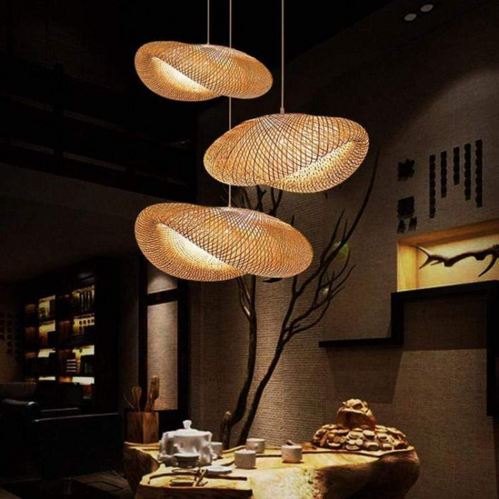 Nachhaltige LED-Hängelampe EcoSphere aus Bambus. Kugelform für stilvolles Naturdesign in Wohn- und Esszimmer.