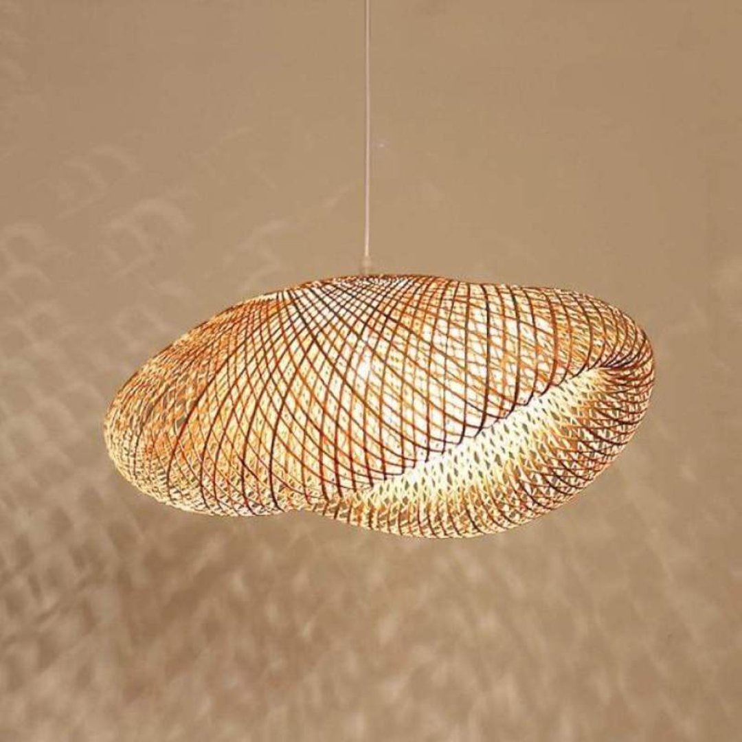 Nachhaltige EcoSphere Design-Hängelampe aus Bambus. Warmweiße LED-Beleuchtung für gemütliche Wohnräume.