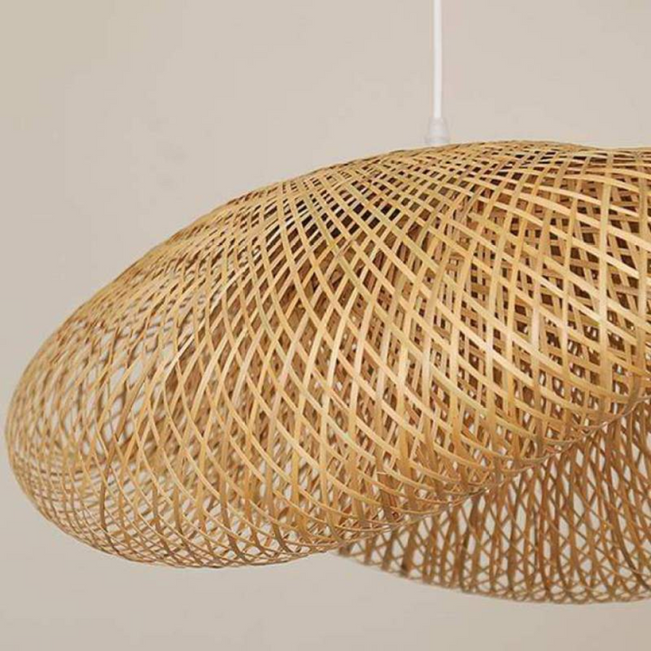 Warmweiße LED-Beleuchtung der EcoSphere Hängelampe. Nachhaltiges Bambus Design für modernes Wohnambiente.