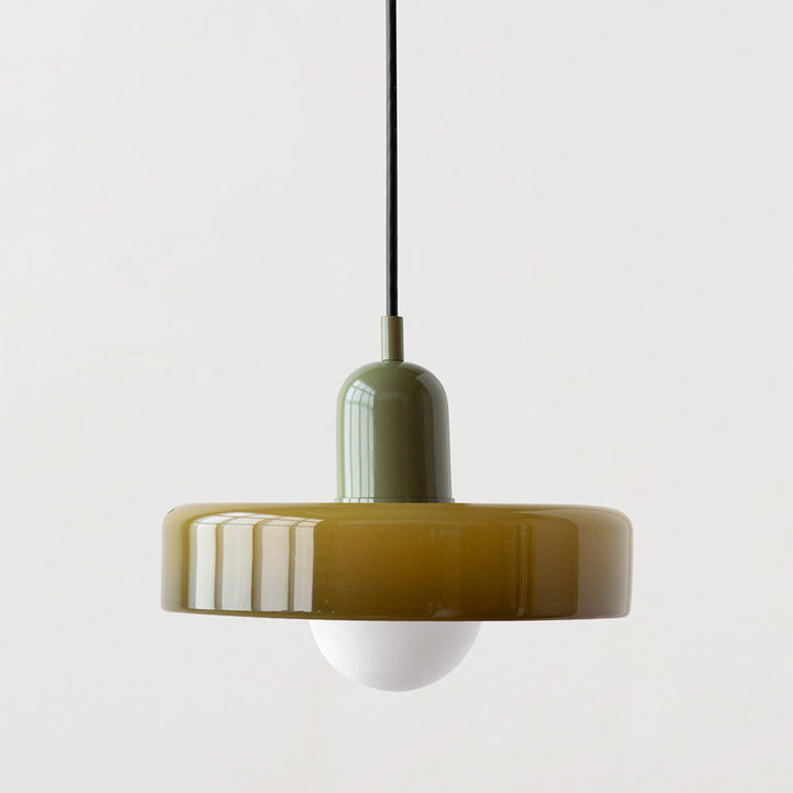 Exklusive Esszimmerlampe: Bauhaus Pendelleuchte mit farbigem Glas als moderne Beleuchtung.