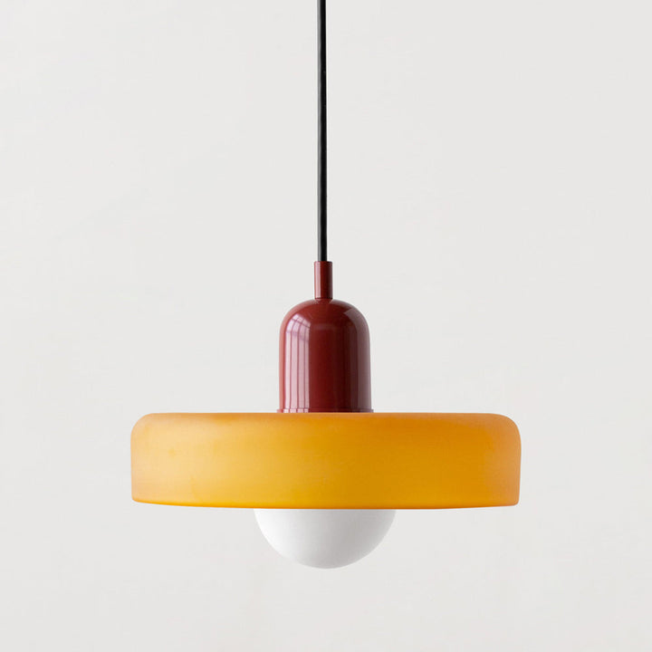 Glas-Pendelleuchte im Bauhausstil als eleganter Blickfang für Ihr Esszimmer.