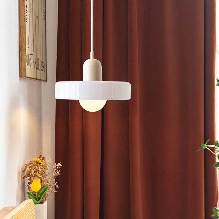 Exklusive Bauhaus Pendelleuchte mit farbigem Glas, moderne Deckenbeleuchtung.
