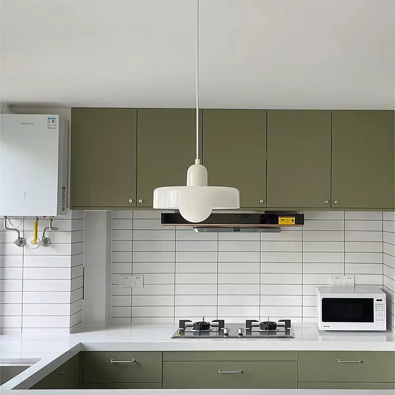 Designer Pendelleuchte mit farbigem Glas, Bauhaus-Ästhetik für Ihr Wohnzimmer.