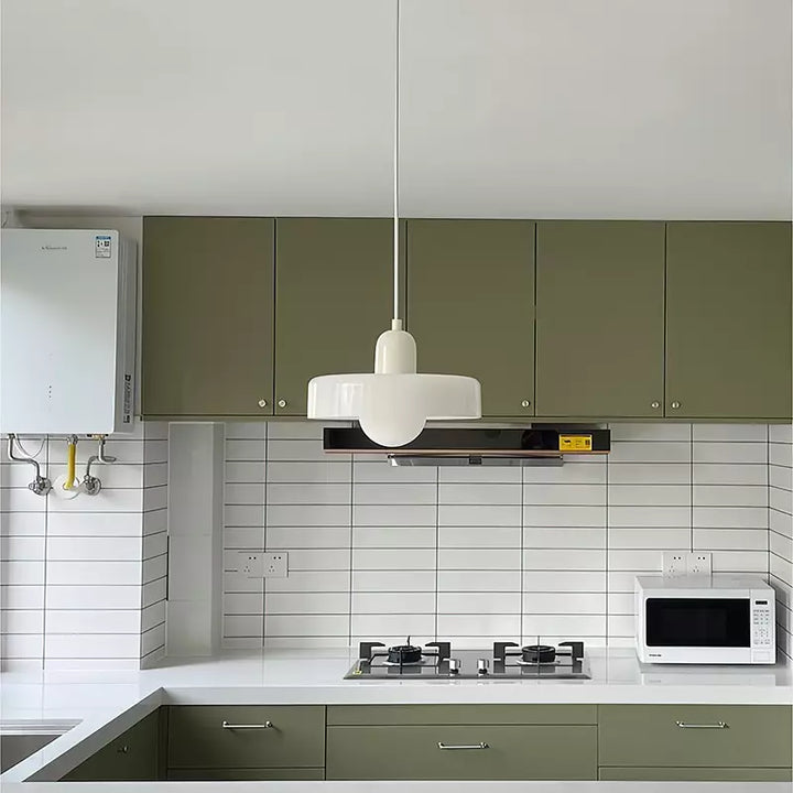 Designer Pendelleuchte mit farbigem Glas, Bauhaus-Ästhetik für Ihr Wohnzimmer.