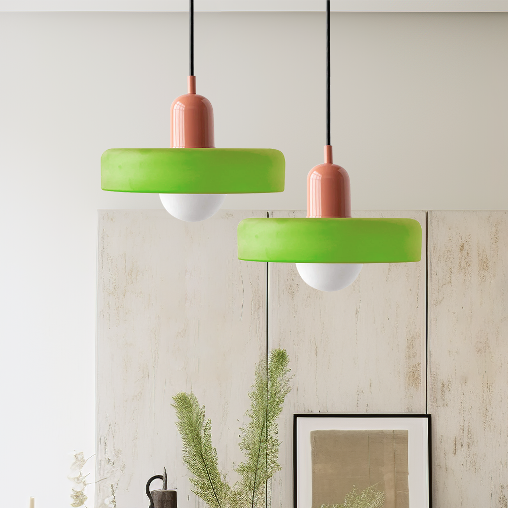 Stilvolle Deckenleuchte: farbiges Glas, Bauhaus Pendelleuchte als moderne Esszimmerlampe.