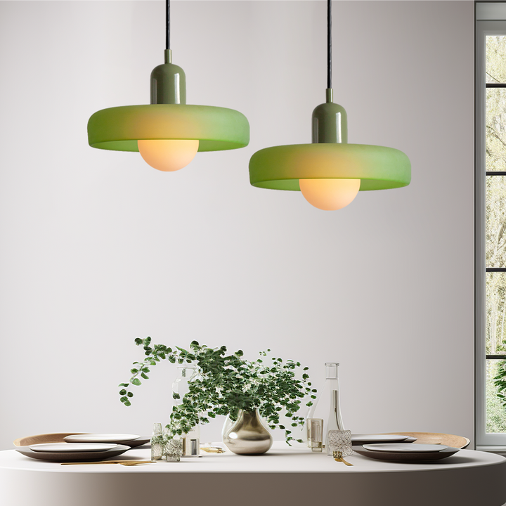 Farbenfrohe Glasleuchte im Bauhausstil, eine stilvolle Designer Pendelleuchte.