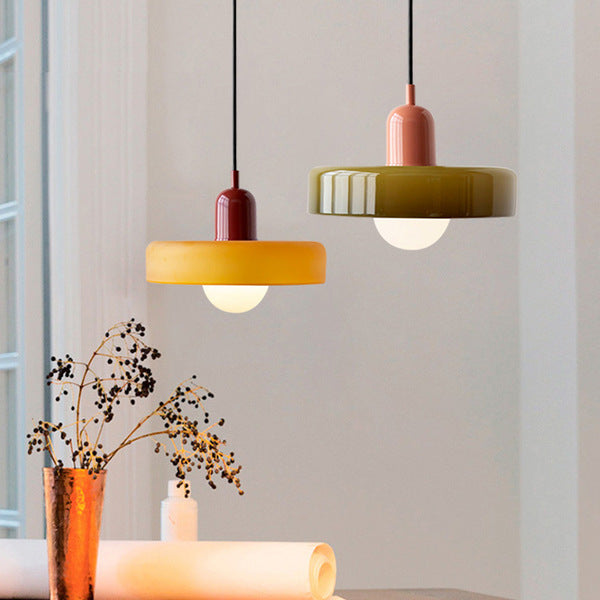 Farbenfrohe Designerlampe: eine Glas-Pendelleuchte im modernen Bauhaus-Design.