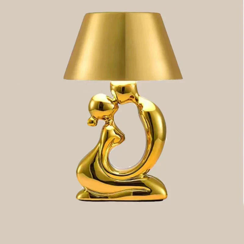 Nahaufnahme der Designerlampe Arden; zeigt den eleganten Lampenschirm und minimalistischen Fuß, perfekt als Akzentbeleuchtung.