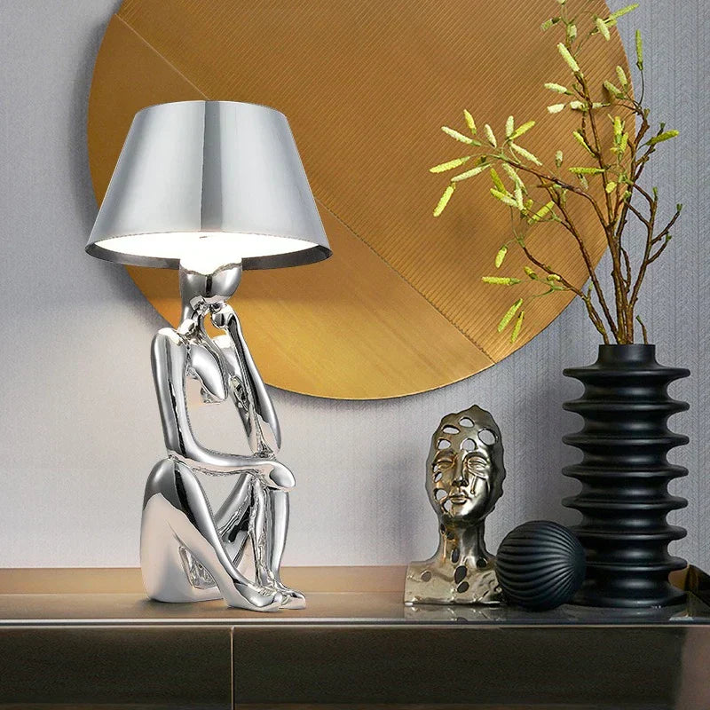 Designerlampe Arden als stilvolle Wohnzimmerlampe; modernes Design, warmes Stimmungslicht für gemütliche Abende.