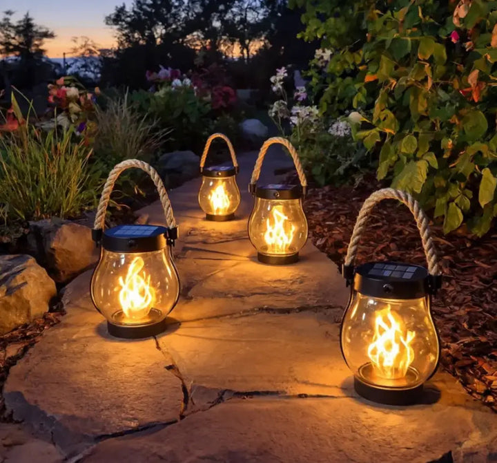 Stilvolle Solar Terrassenlampe mit automatischem Flammeneffekt, ideal als Dekolampe für gemütliche Abende.