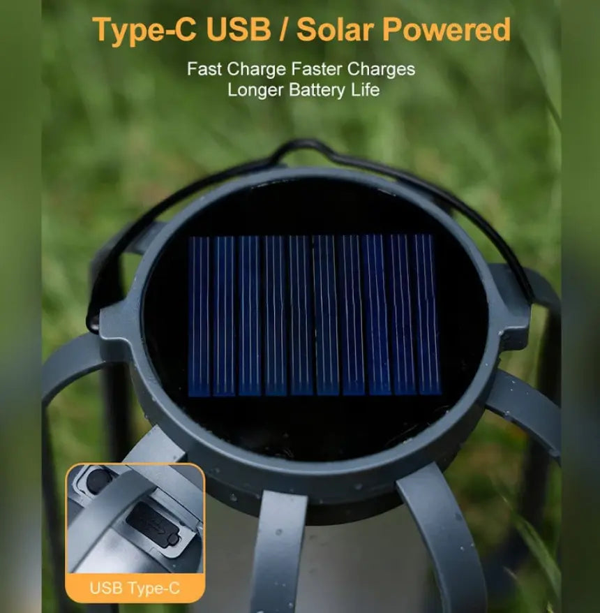 Robuste Solar Gartenlaterne tagsüber im Garten, lädt sich per Solar auf für automatischen Flammeneffekt bei Dämmerung.