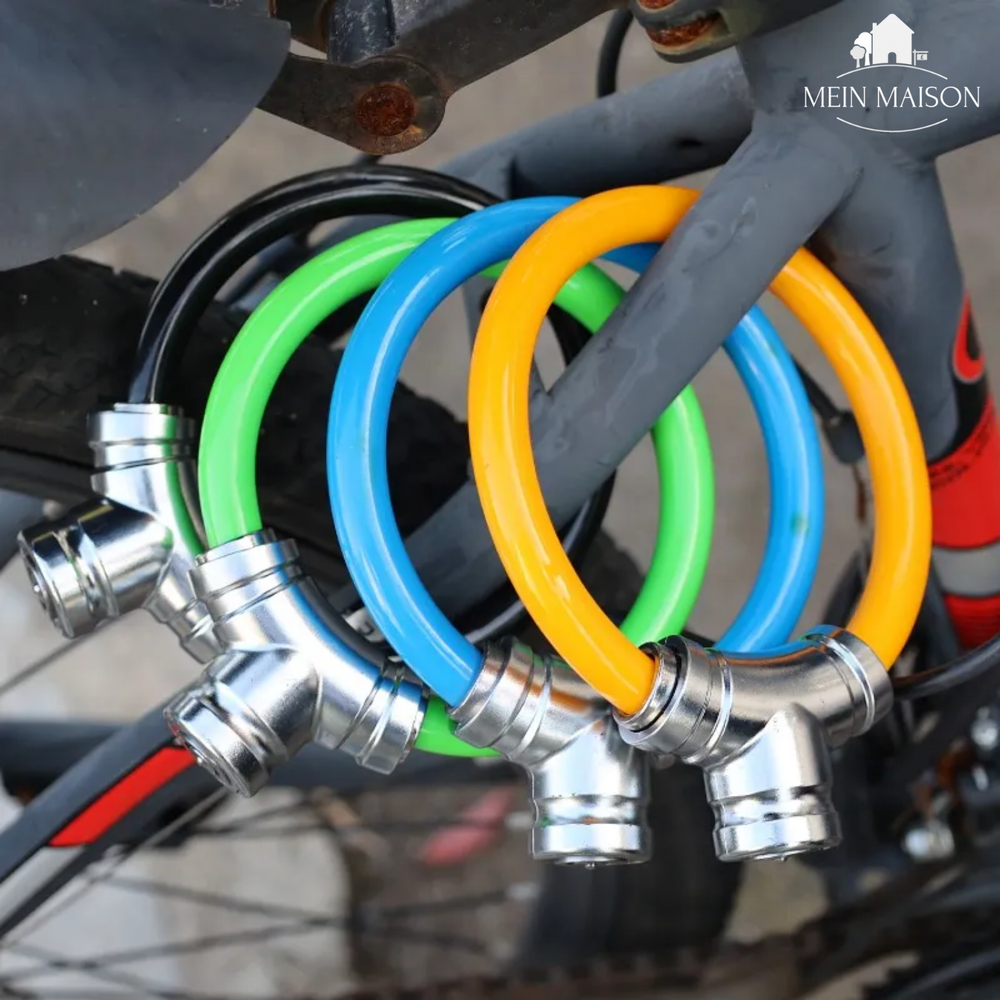 Wetterfestes TechLock Schlüsselschloss sichert ein EBike im Freien, symbolisiert ultimative Sicherheit.