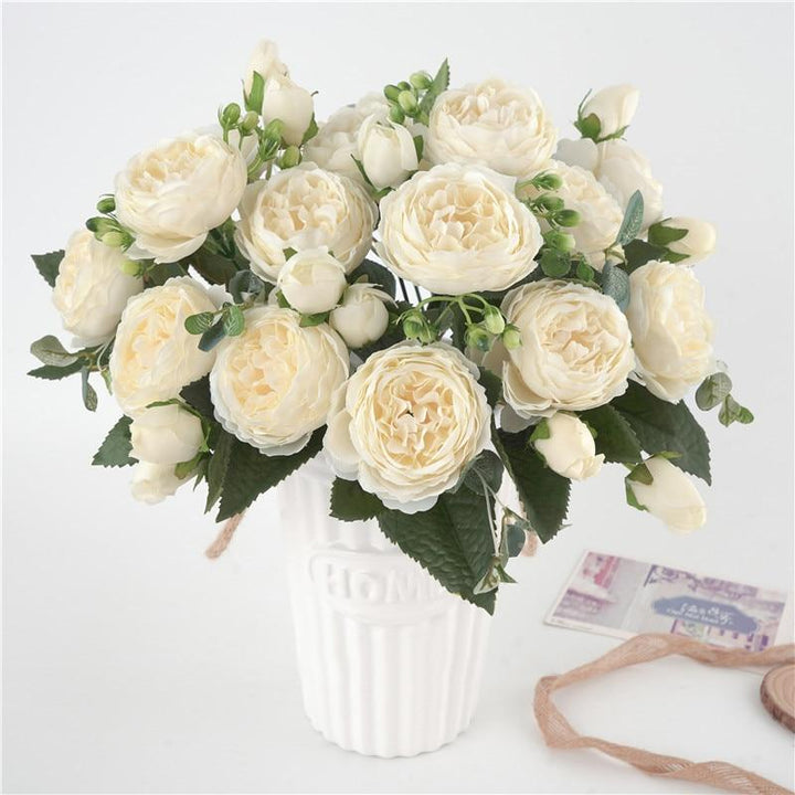 Detailaufnahme von drei rosafarbenen künstlichen Pfingstrosen, perfekt für elegante Blumendeko & Wohnaccessoires.