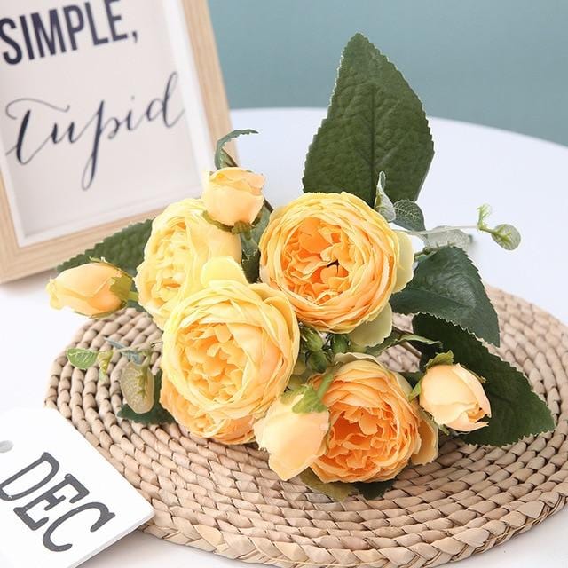 Elegante künstliche Pfingstrosen für eine zeitlose Innendekoration. Perfekt als Akzent auf Tischen.