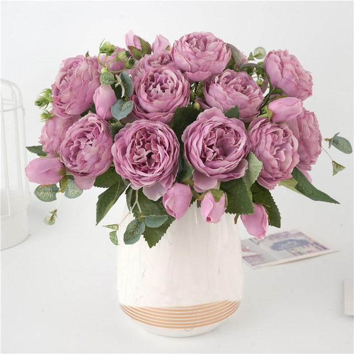 Üppige, künstliche Pfingstrosen. Eine dauerhafte Lösung für frische Blumendeko ohne Pflegeaufwand.