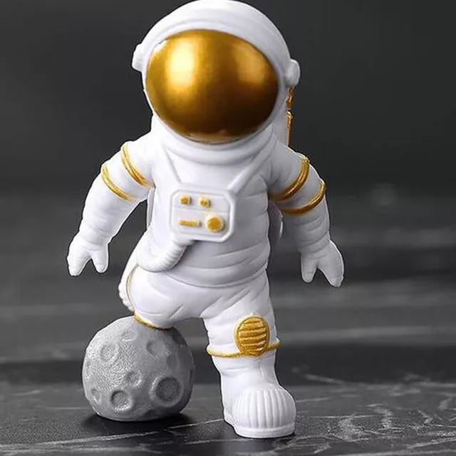 Die Deko Astronauten Figur als Modell; eine moderne Skulptur, die das Thema Weltall elegant inszeniert.