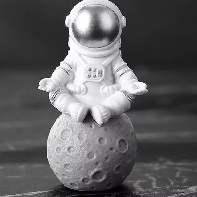 Moderne Astronaut Figur als Dekoration, ein einzigartiges Raumfahrer-Modell und besonderes Geschenk.