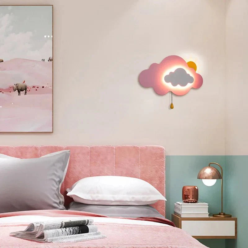 Glänzende goldene Kinder Wandlampe, eine stilvolle Kinderzimmerlampe und moderne Beleuchtung. Ideal für Schlafzimmer.