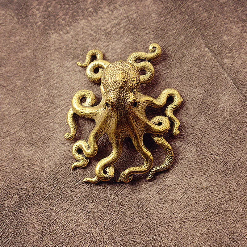 Stilvolle Oktopus-Figur, handgefertigt, als moderne Wohndekoration auf einem Beistelltisch.