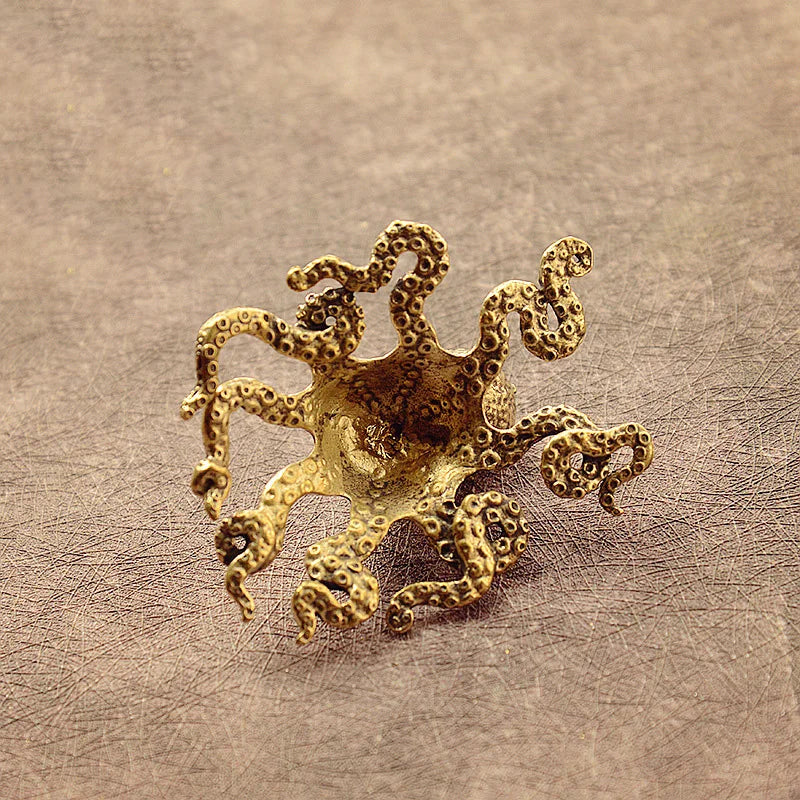 Nahaufnahme der kunstvollen Oktopus-Statue, zeigt die einzigartige Struktur der Tentakel. Tierfigur.
