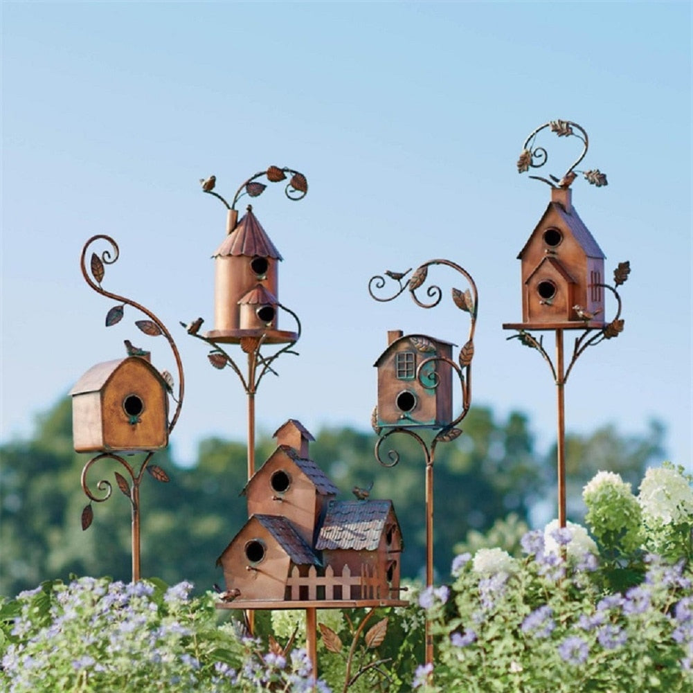 Detailreicher Metall-Vogelhaus Gartenstecker; kunstvolle Deko für den Außenbereich; ideal für Garten & Natur.