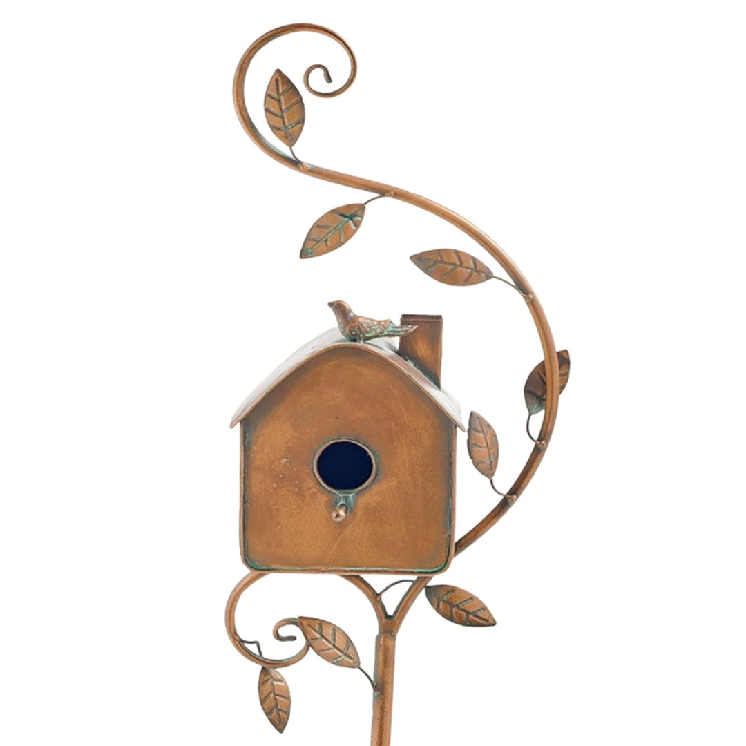 Kreativer Metall-Gartenstecker in Form eines Vogelhauses; einzigartiges Geschenk für Gartenliebhaber.