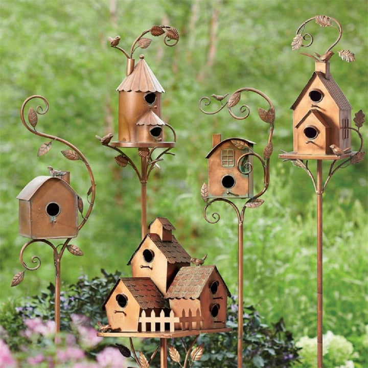 Einzigartiges Vogelhaus aus Metall zum Stecken; attraktive Garten-Deko & Futterstelle für Vögel.