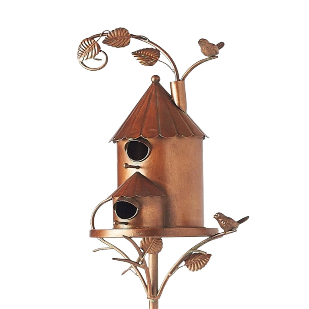 Handgefertigter Metall-Vogelhaus Gartenstecker; schöne Gartendekoration und ein praktisches Vogelfutterhaus.