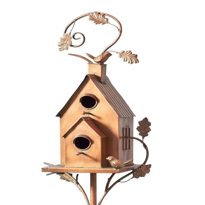 Stilvoller Metall-Vogelhaus Gartenstecker; moderne Metallkunst für den Garten; witterungsbeständig & dekorativ.