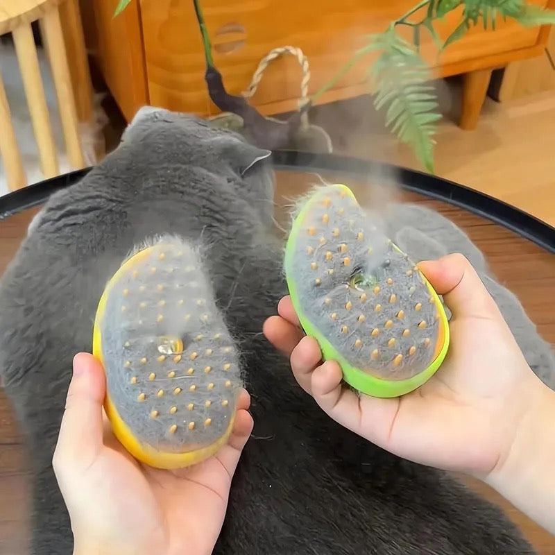 Katze wird sanft mit der innovativen Dampfbürste gebürstet. Effektive Haarentfernung und Fellreinigung.