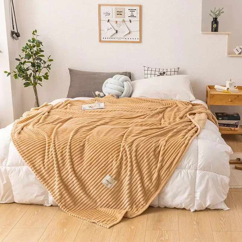 Weiche, dicke Flanell-Kuscheldecke, ideal für kalte Tage. Gemütliche Heimtextilie als warme Decke für Wohnzimmer.