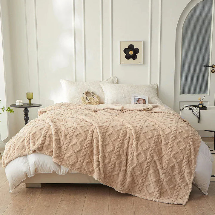 Extra weiche Kuscheldecke aus Flanell-Lammwolle, lädt zum Entspannen und Wohlfühlen ein.