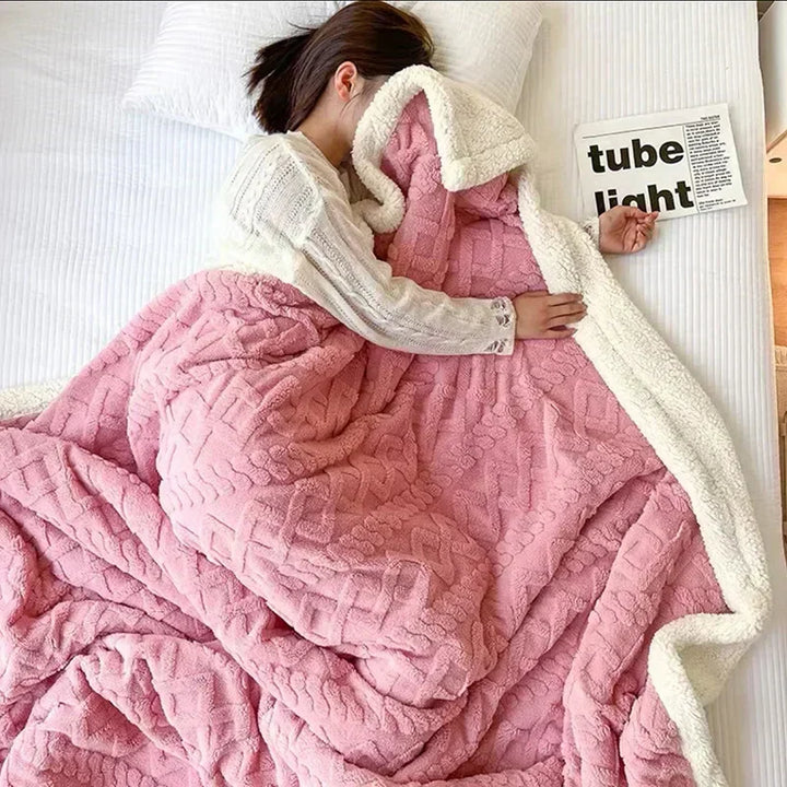 Dicke Lammwolldecke, winterlich warm & luxuriös weich. Perfekt als Kuscheldecke im Schlafzimmer.