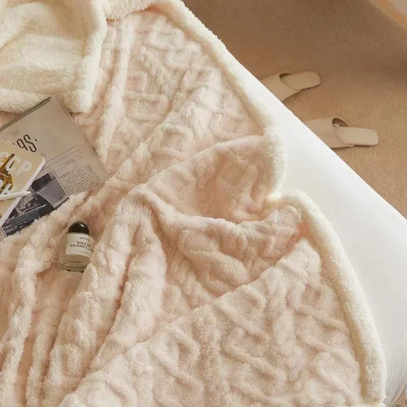 Wärmende Fleecedecke aus Lammwolle, perfekt für gemütliche Wintertage im Wohnzimmer oder Schlafzimmer.