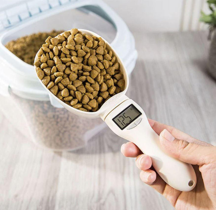 Präzise digitale Waage zur Portionskontrolle von Futter für Hund & Katze, unterstützt gesunde Tierpflege.