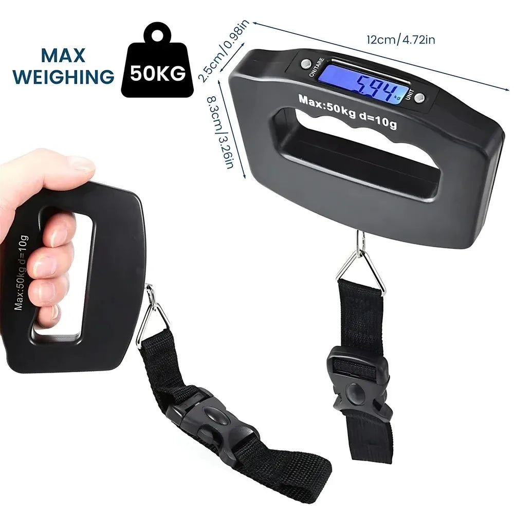 Nahaufnahme einer digitalen Kofferwaage mit blau beleuchtetem LCD-Display und robustem schwarzen Riemen.