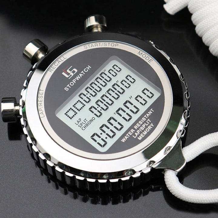 Digitale Sport Stoppuhr mit intuitivem 3-Zeilen-Display, essentiell für präzise Zeitmessung im Sportbereich.