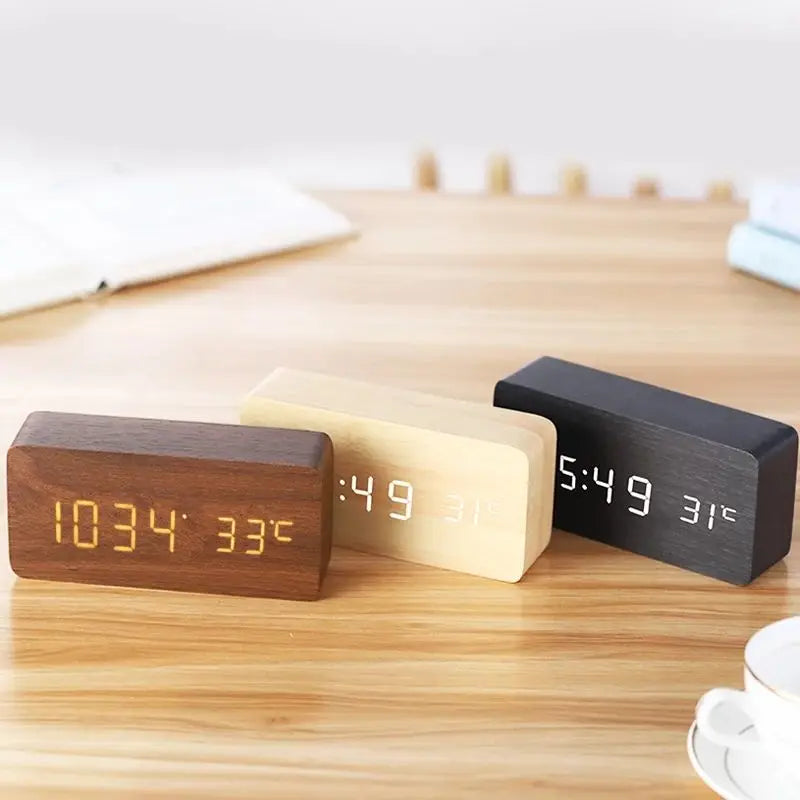 Eleganter Holz-Digitalwecker mit LED-Anzeige und minimalistischem Design für Wohnzimmer und Büro.