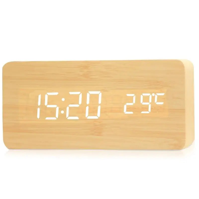 Kompakter Digital-Holzwecker mit LED-Anzeige, batterie- oder USB-betrieben. Modernes Design für Zuhause.