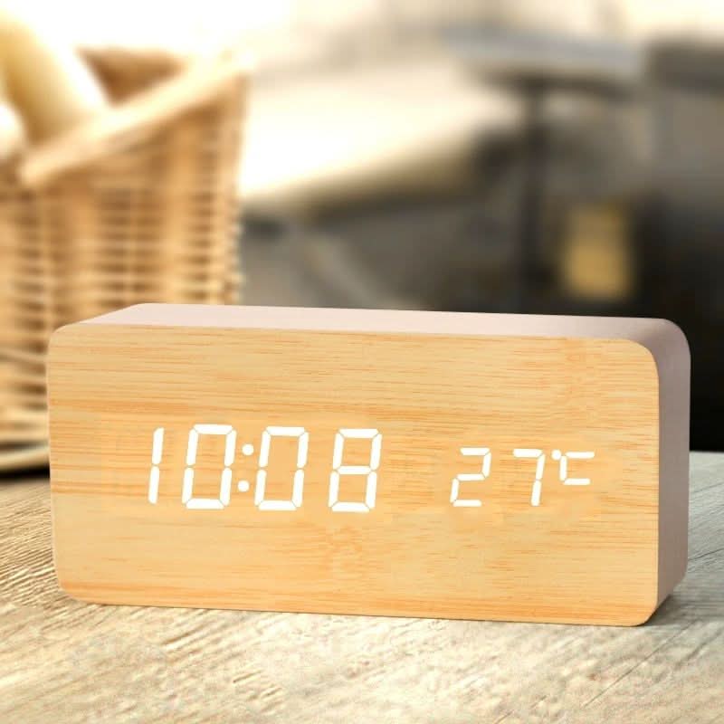 Moderner TIMBERGLOW LED-Tischwecker in Holzoptik; mit einstellbarer Helligkeit für Büro & Zuhause.