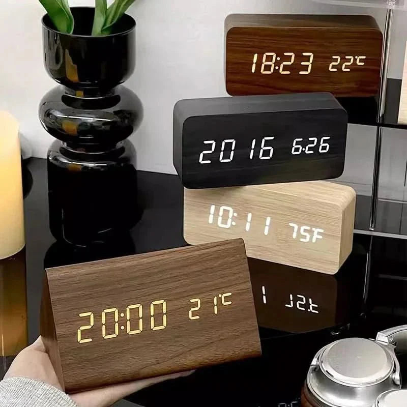Nahaufnahme des digitalen Holzweckers, zeigt klare LED-Anzeige von Uhrzeit und Raumtemperatur.