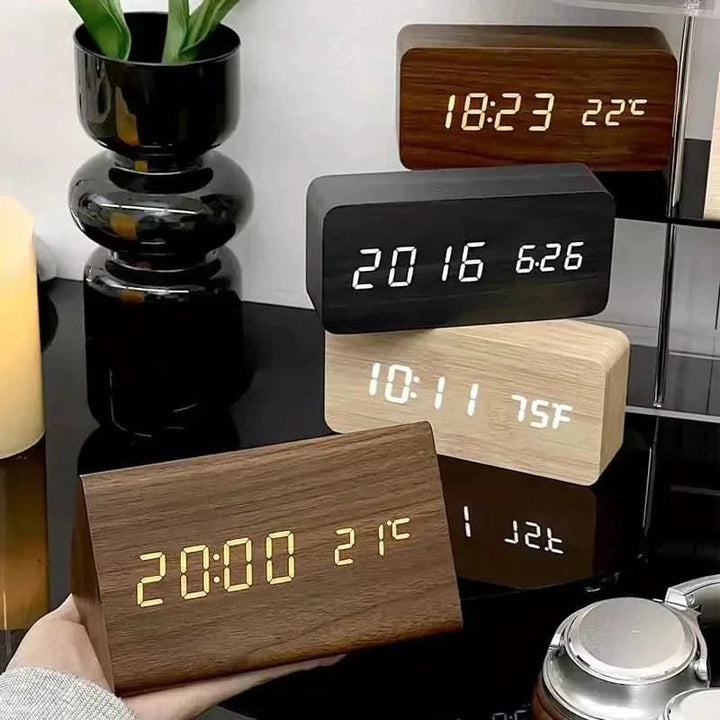Nahaufnahme des digitalen Holzweckers, zeigt klare LED-Anzeige von Uhrzeit und Raumtemperatur.
