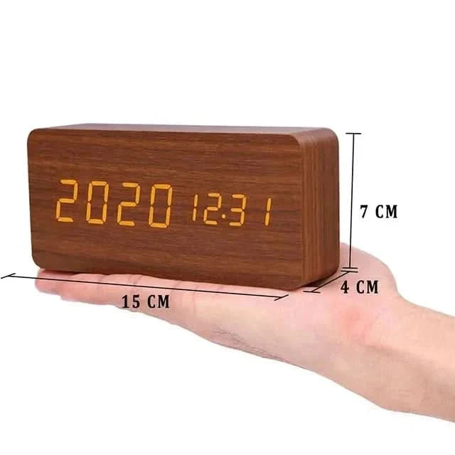 Eleganter digitaler Wecker in Holzoptik auf einem Nachttisch; misst Zeit & Raumtemperatur.