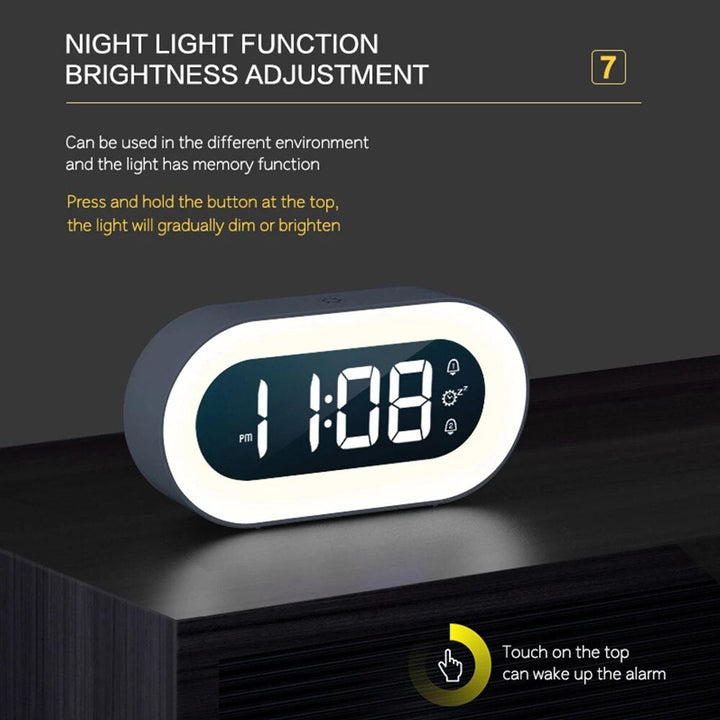 Akkubetriebener Lumino Digitalwecker mit Nachtlichtfunktion für Zuhause & unterwegs.